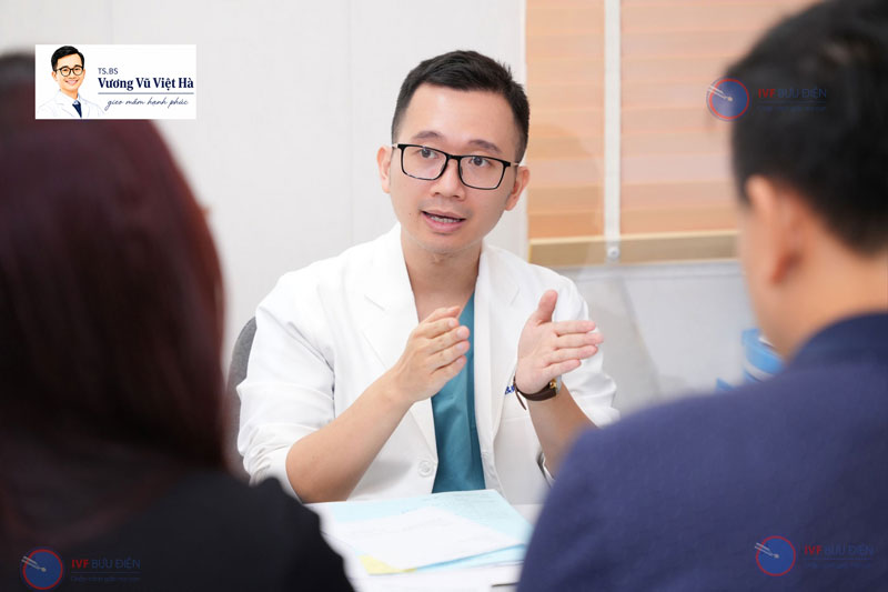 Bác sĩ Vương Vũ Việt Hà đang tư vấn cho cặp vợ chồng hiếm muộn về IUI