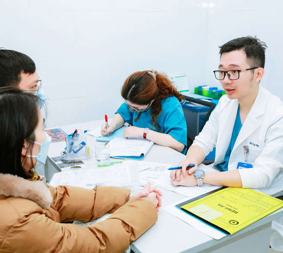 b&aacute;c sĩ Vương Vũ Việt H&agrave; đang tư vấn cho một cặp vợ chồng bị hi&ecirc;m muộn