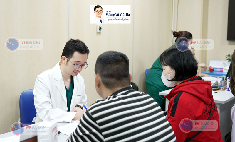 TS. Bs Vương Vũ Việt Hà đang tư vấn cho các gia đình khám tấm soát sức khoẻ sinh sản tại IVF Bưu điện